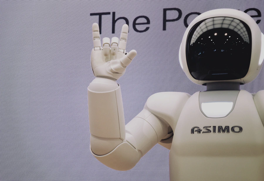Kolaborativni robot uz montažni radni stol