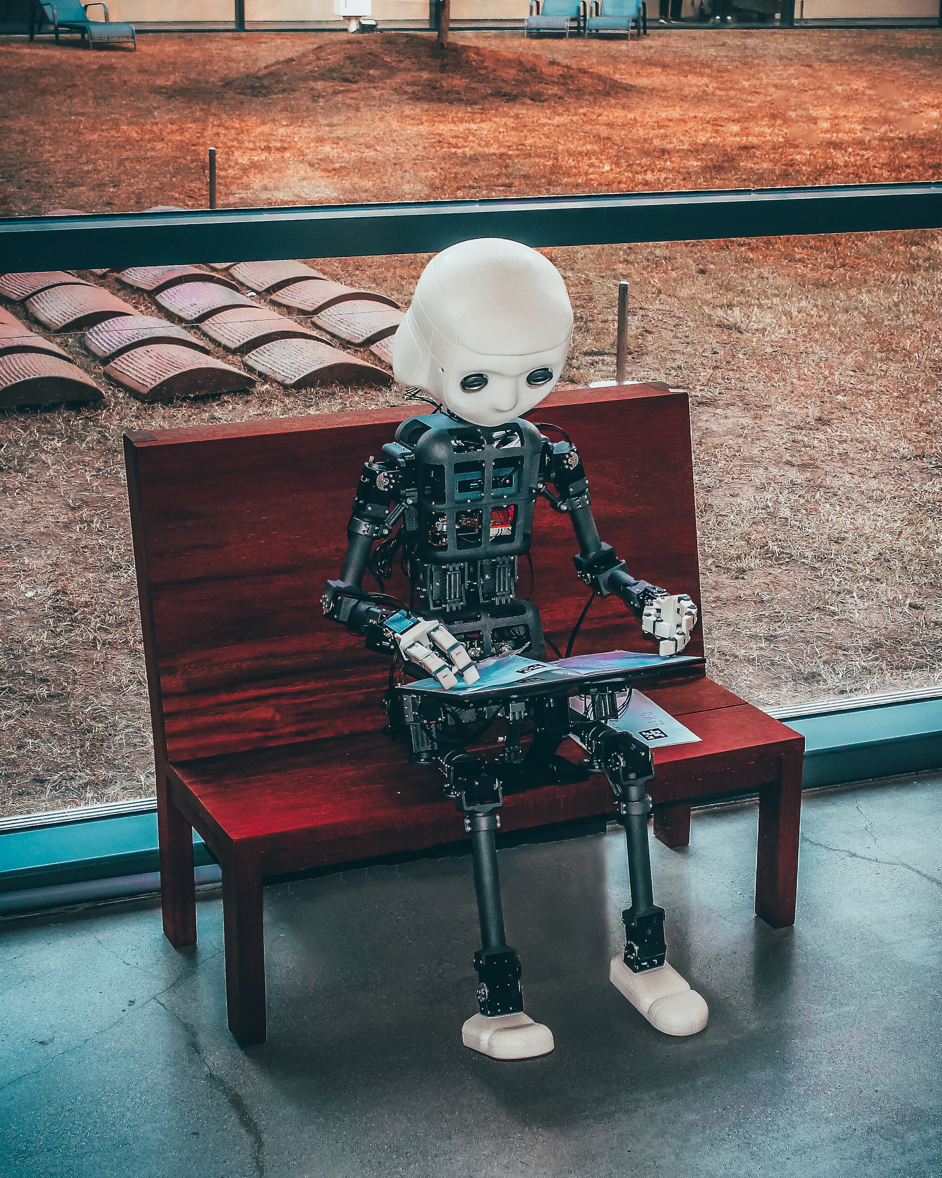 Toplo osvijetljena apstraktna scena robotskog pogona u tami