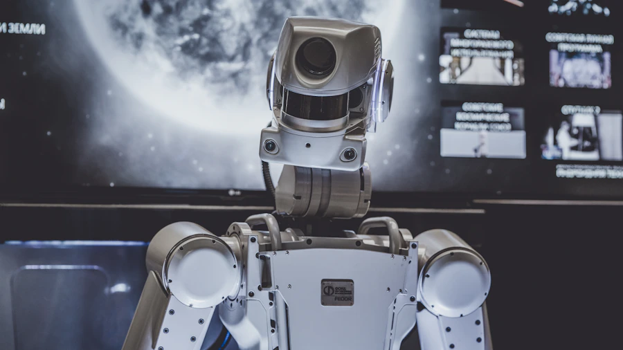 Plava robotska ruka za paletizaciju na kraju proizvodne linije